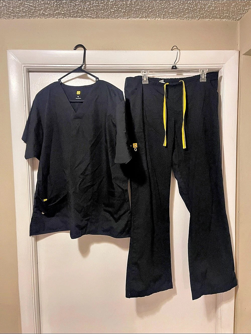 Spread good cheer Scrub Set in Black & Yellow Size XL Like New
